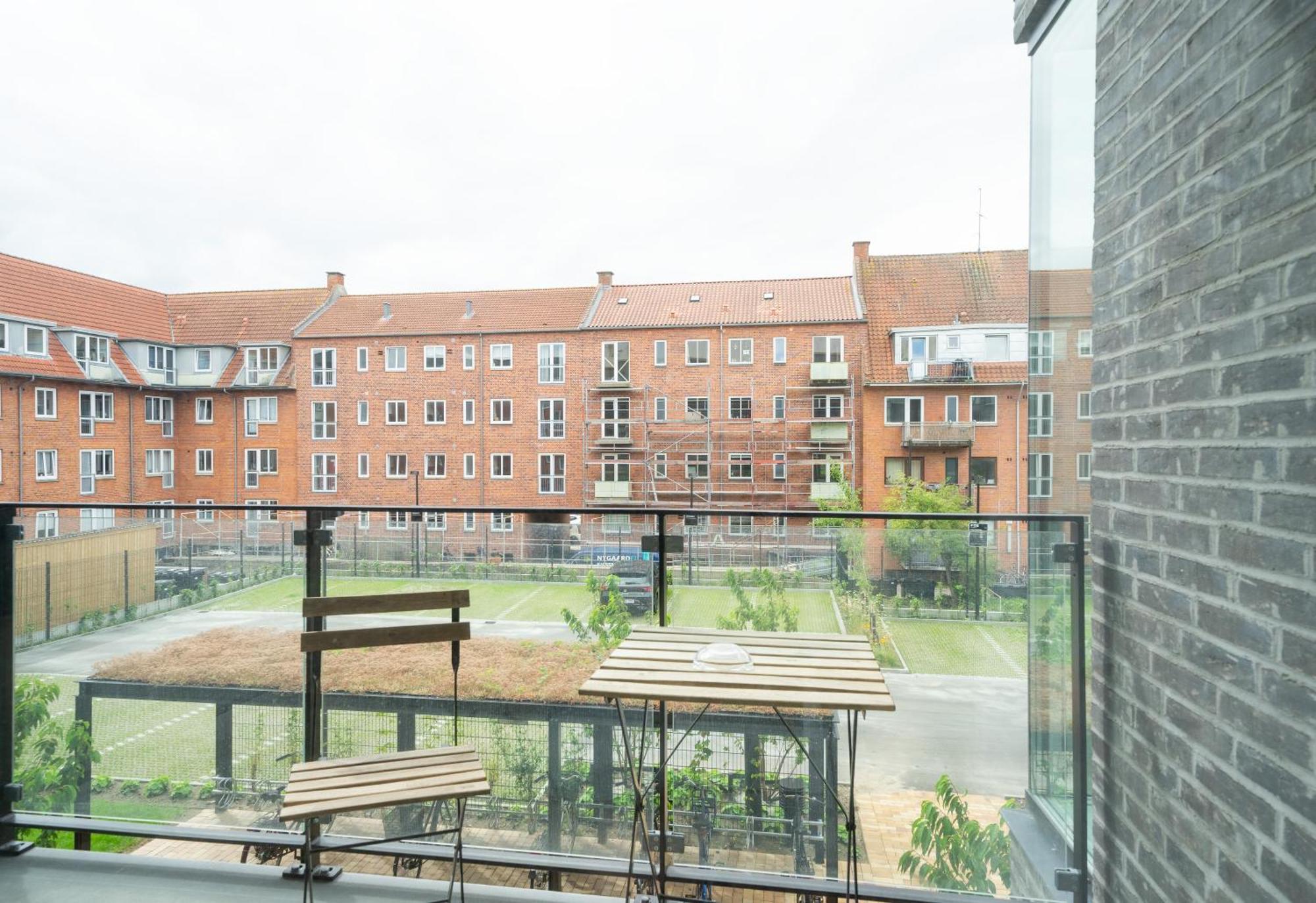 Fantastic 2-bed W Balcony Lägenhet Odense